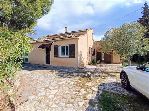 Sells detached villa 3 bedrooms, large divisible plot, buildable, bedroom on the ground floor
