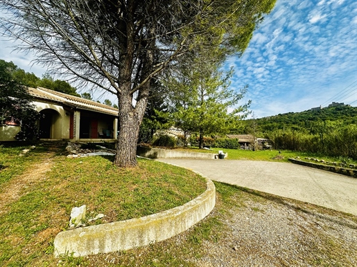 4 room house with large garage on a plot of 2427m2