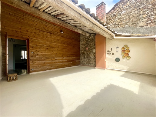 Sale village house of approximately 272m2 with terrace