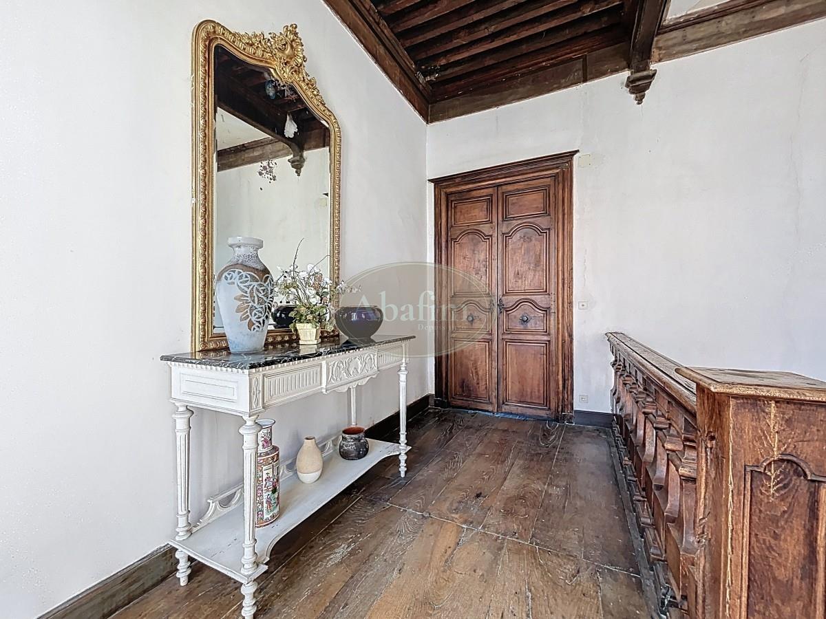 Elegant Historic Dwelling, Pool