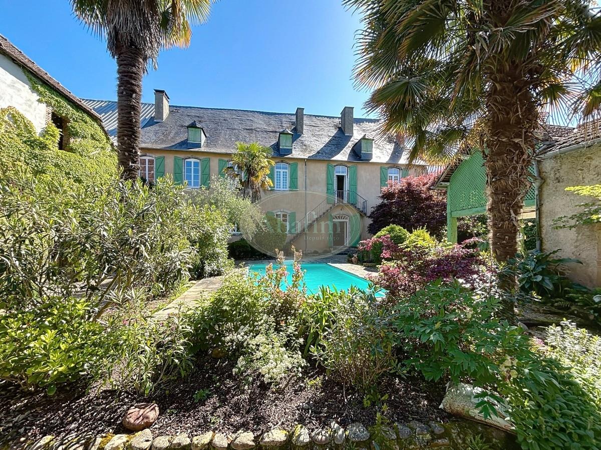 Elegant Historic Dwelling, Pool