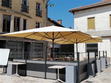 Hôtel-Bar-Restaurant dans la ville historique de Châlus