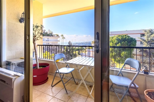 3-Bed apartment in perfect condition with sea view, Mont Boron area, close to the port of Nice