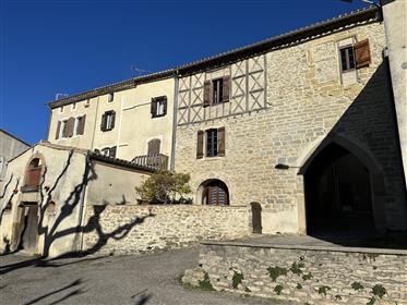 Charakteristisches Dorfhaus in Aude