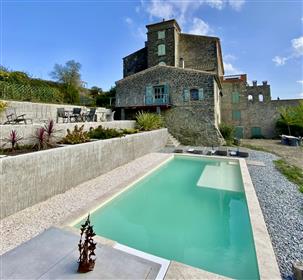 Casa castello con piscina privata