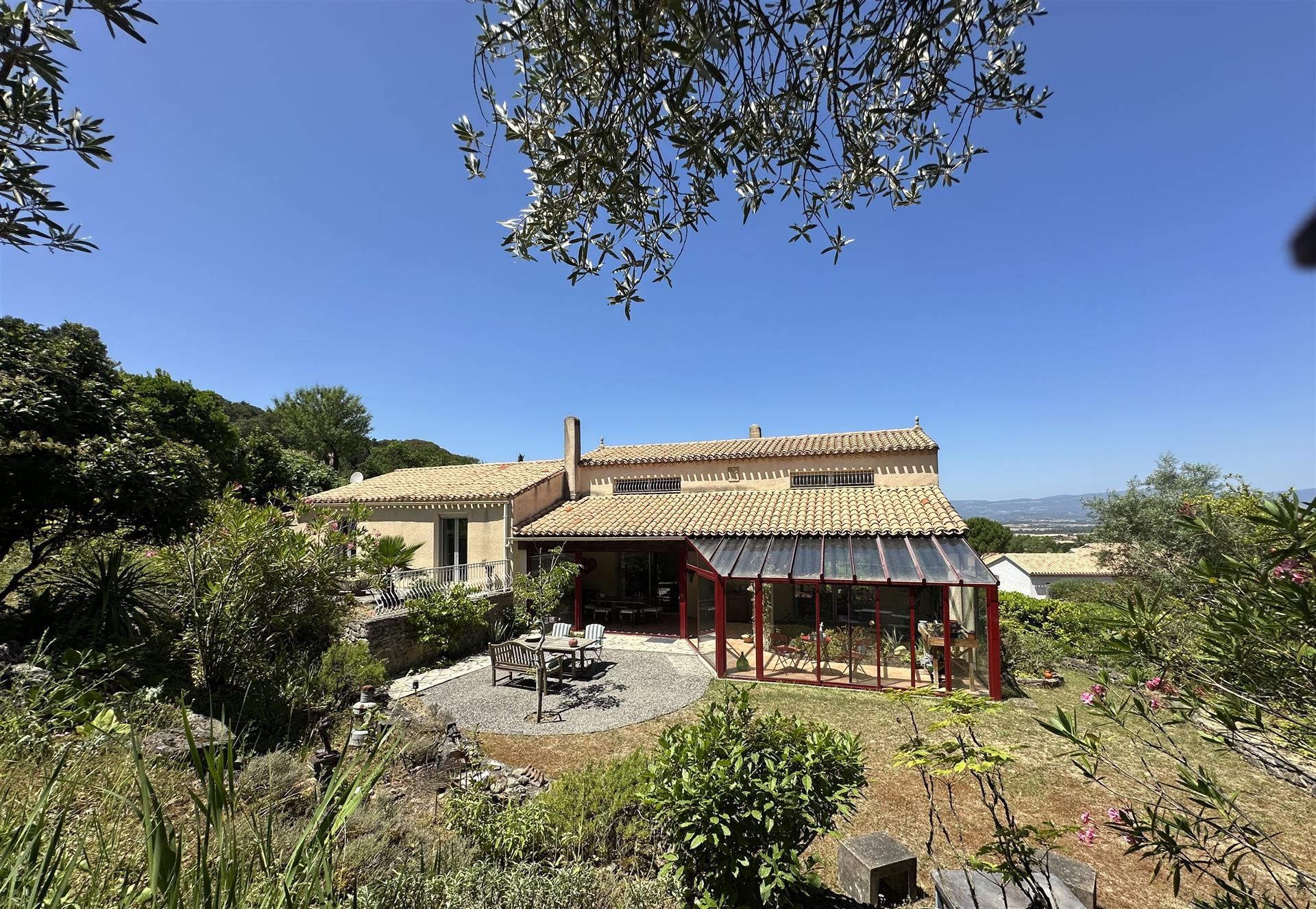Charming villa with beautiful garden and swimming pool, close to Carcassonne