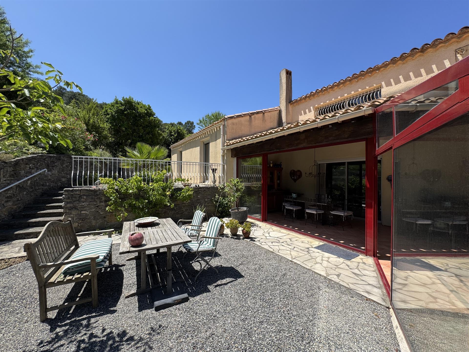 Charming villa with beautiful garden and swimming pool, close to Carcassonne