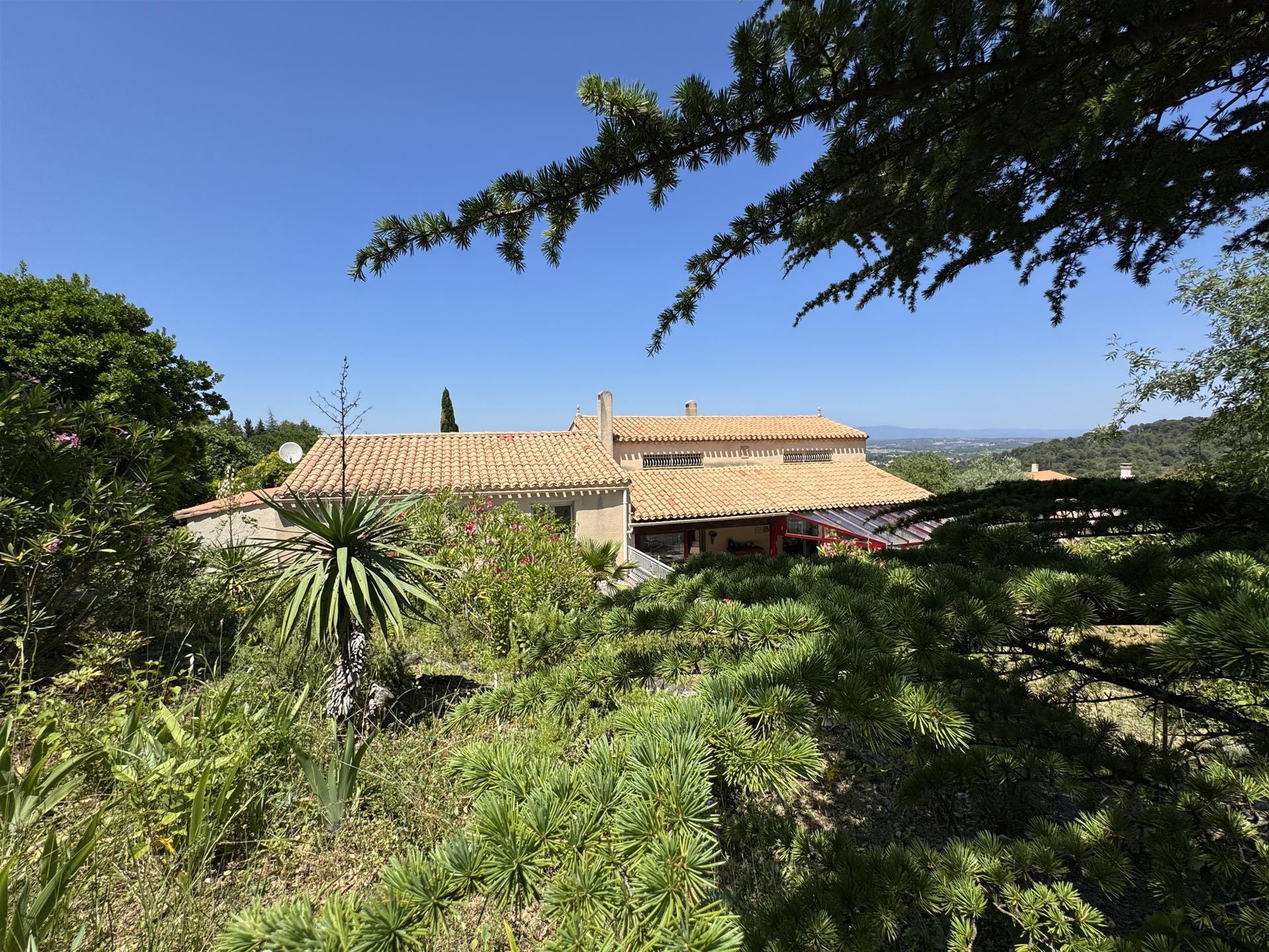 Charming villa with beautiful garden and swimming pool, close to Carcassonne