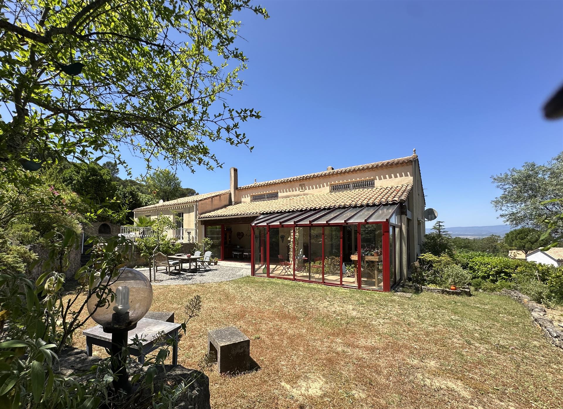 Charming villa with beautiful garden and swimming pool, close to Carcassonne