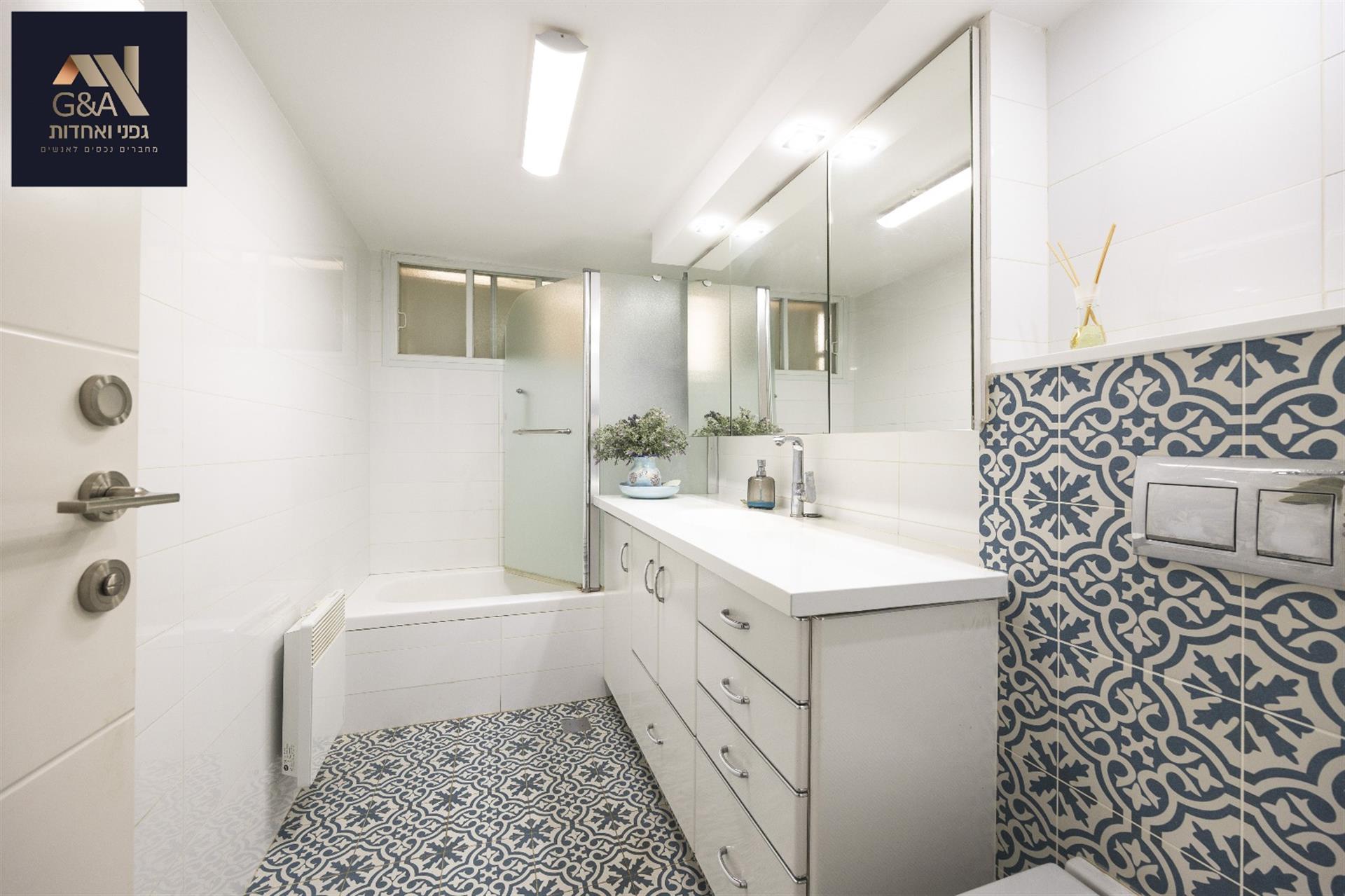 Stunning and spacious 4 bedroom apartment