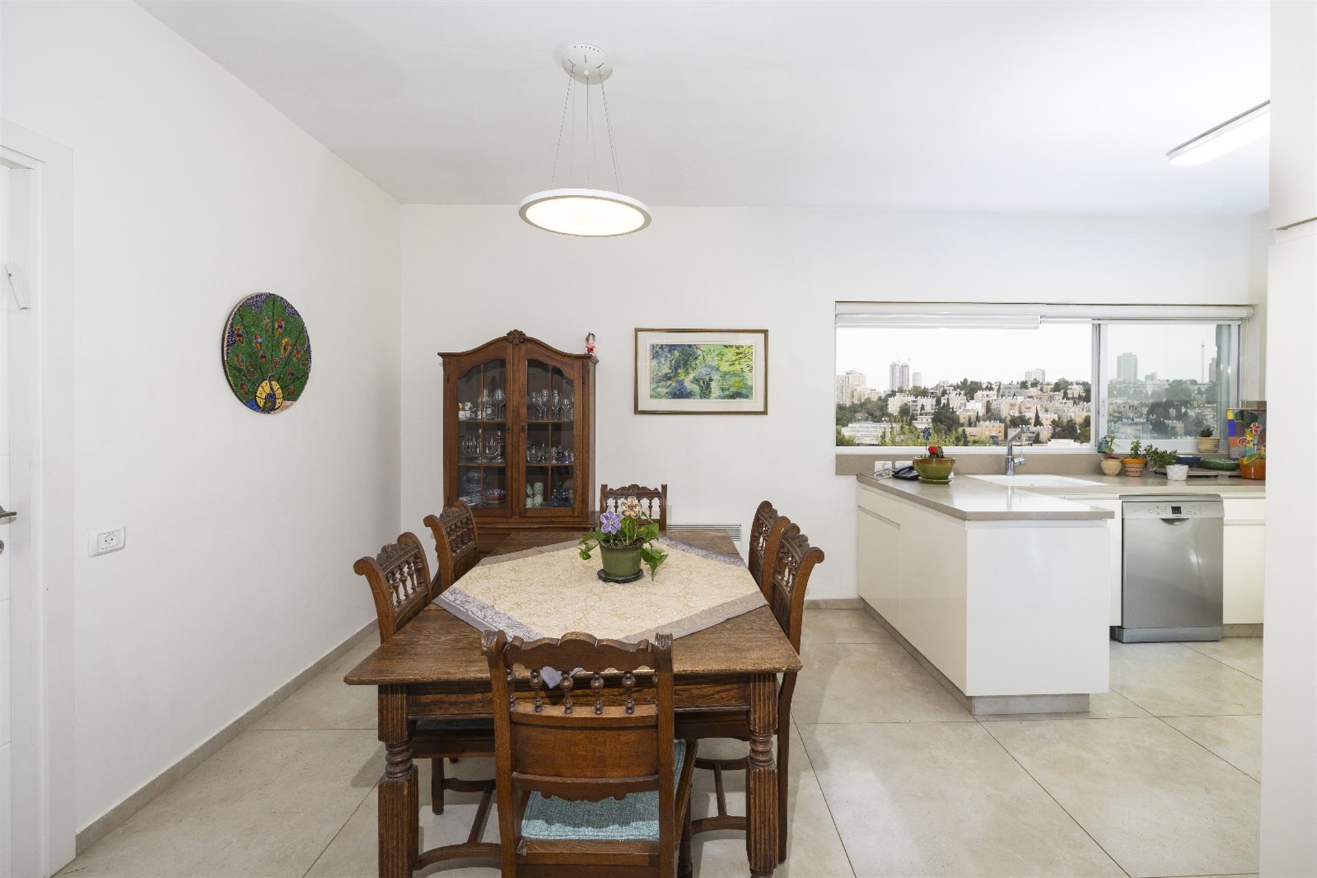Stunning and spacious 4 bedroom apartment