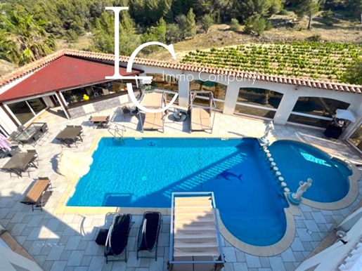 Une villa de 550m2 d'une architecture raffinée offrant 4 chambres d'hôtes, une piscine et un garage