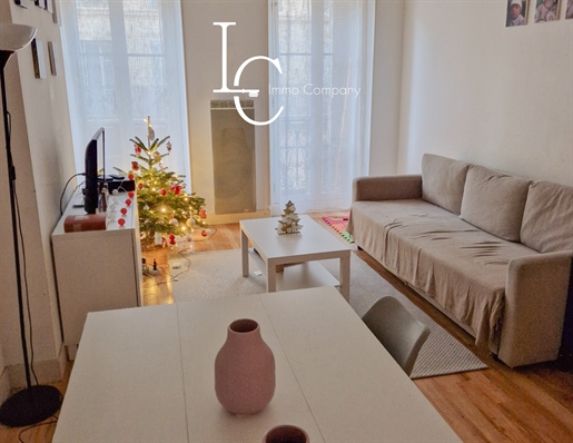 T2 apartment, ideally located in an elegant Haussmann-style building, benefiting from a large livin