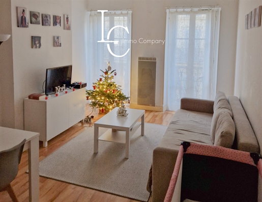 T2 apartment, ideally located in an elegant Haussmann-style building, benefiting from a large livin