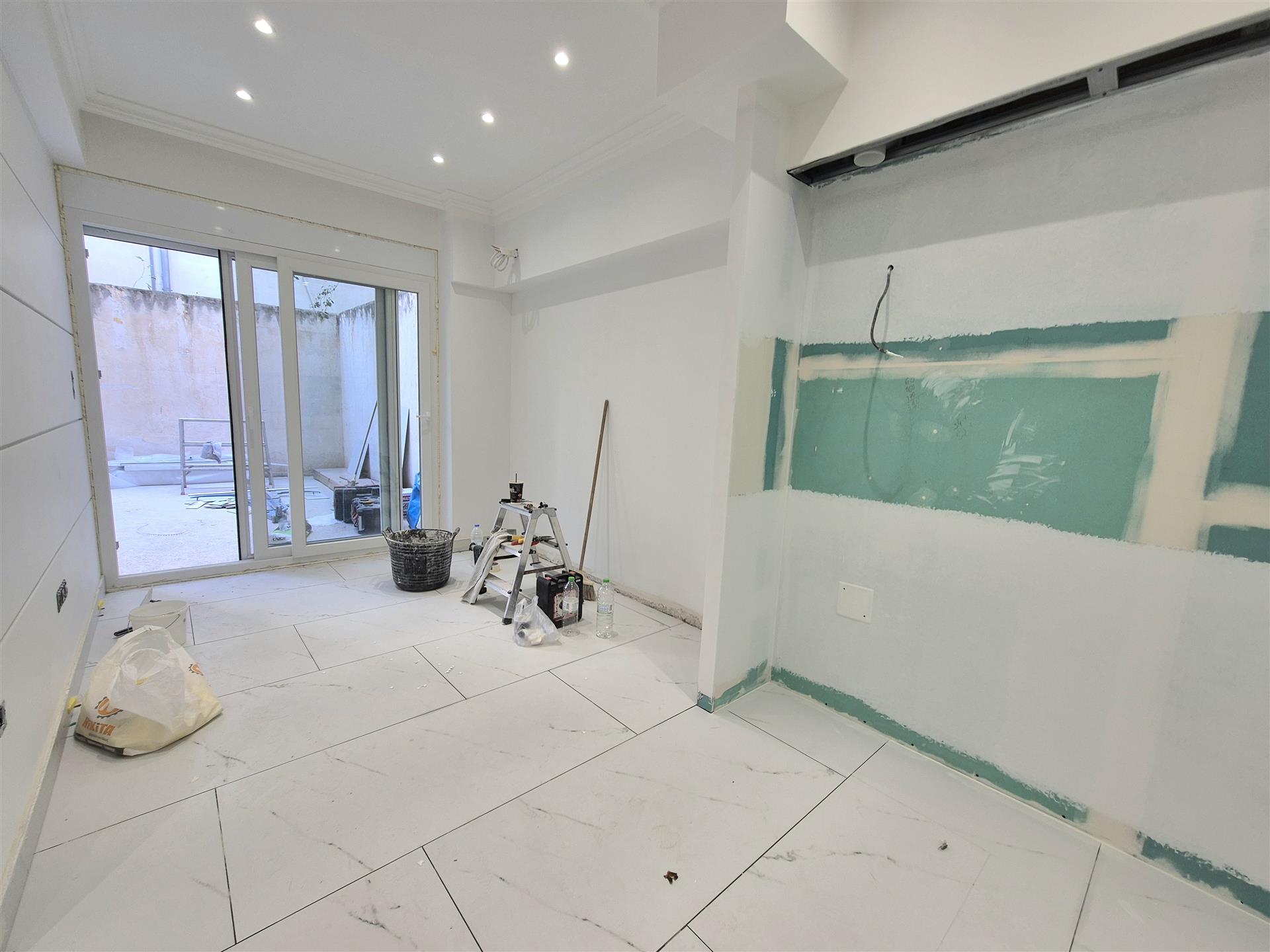 Totalmente renovado w / patio trasero privado