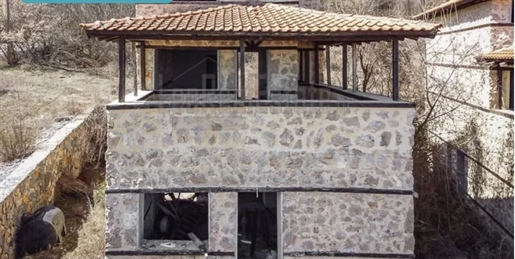 Vijf onvoltooide stenen maisonnettes te koop in Elatochori, Pieria. 9 km van het skicentrum van Ela