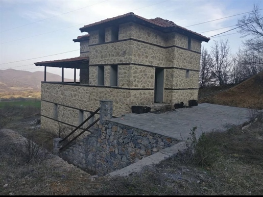 Vijf onvoltooide stenen maisonnettes te koop in Elatochori, Pieria. 9 km van het skicentrum van Ela