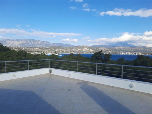 Duplex 180m² à vendre à Isthmia, Korinthos. Vue dégagée sur la mer et la forêt.