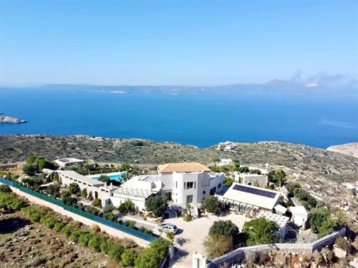 Fantastisk luksusvilla med utrolig udsigt over havet og bjergene til salg
