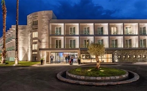 Το όμορφο παραθαλάσσιο ξενοδοχείο τεσσάρων αστέρων βρίσκεται στην καλύτερη τοποθεσία της Ελλάδας, ο