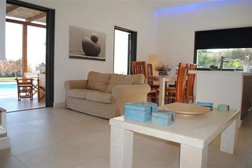 Complex with 4 luxurious villas, from 100-120m² with sea view.
