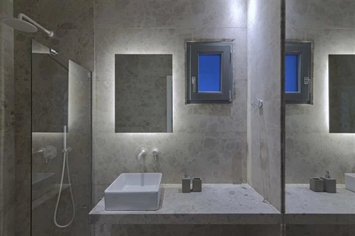 Καταπληκτική βίλα 1058m² με πισίνα στη Μύκονο. Διαθέτει 5 υπνοδωμάτια, 3 μπάνια, 5 τουαλέτες, kitche