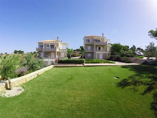 Nous offrons deux villas de 220 mètres carrés chacune à Posto Cheli luxe avec piscine dans le prix