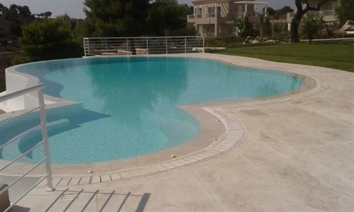 Nous offrons deux villas de 220 mètres carrés chacune à Posto Cheli luxe avec piscine dans le prix