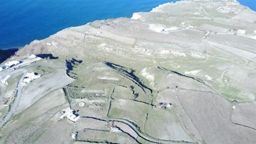 Terrain à Santorin avec autorisation pour construire une unité touristique.