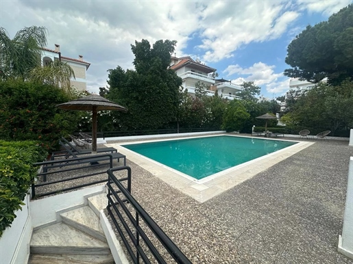 Appartement au rez-de-chaussée à vendre à Voula Pigadakia dans un complexe avec piscine