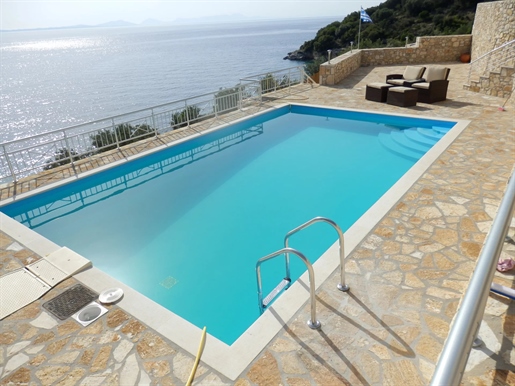 Incredibile villa in pietra con piscina privata e accesso alla spiaggia privata di Syvota.