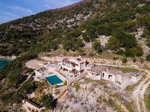 Incredibile villa in pietra con piscina privata e accesso alla spiaggia privata di Syvota.