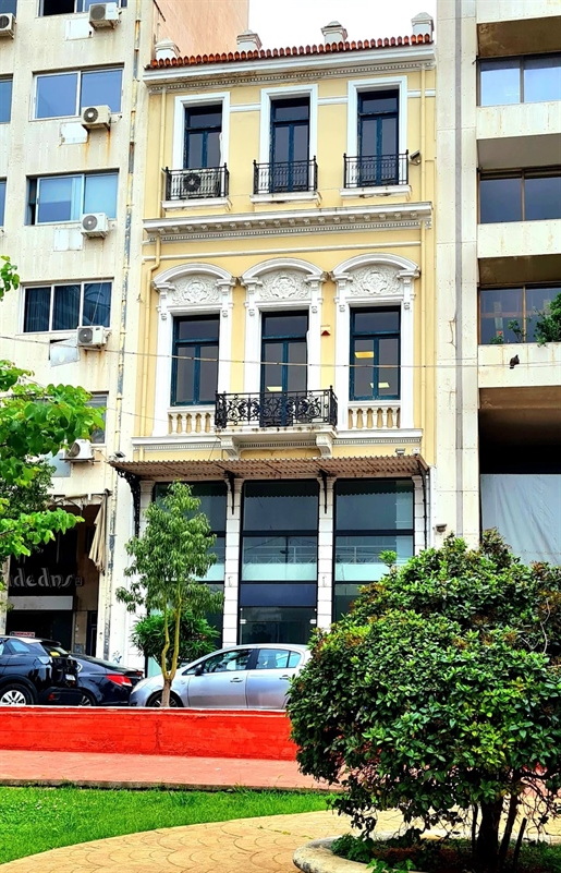 4-Этажное здание в неоклассическом стиле рядом с портом 4-этажное здание в Пирее