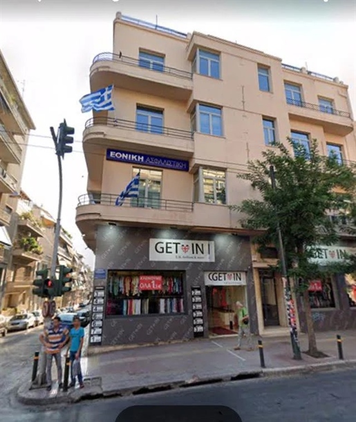 Nous offrons un bâtiment de 1.170 m². Dans le centre d’Athènes au prix de €1.150.000