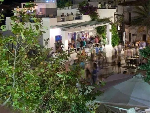 Cafe-Bar bedrijf op het Skyros-plein.