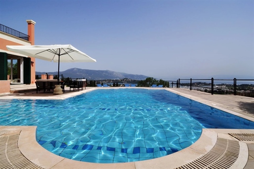 Impressionnante villa de 6 chambres à vendre, avec une vue imprenable sur la mer, à Gouvia, centre 