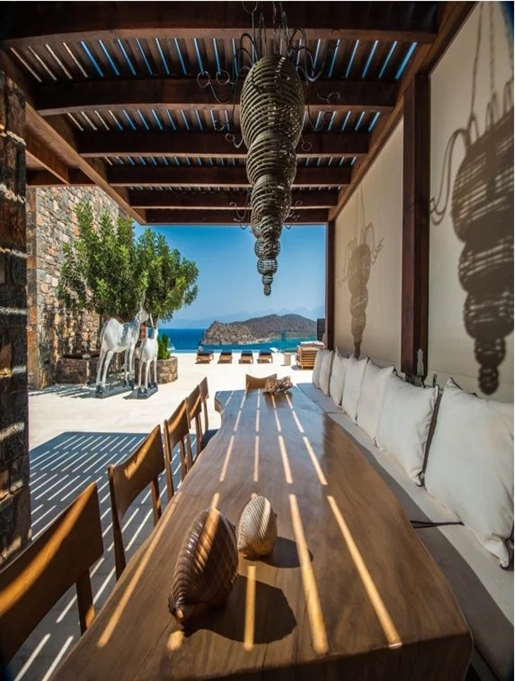 Villa de luxe sur trois niveaux à vendre à Plaka – Elounda (préfecture d’Agios Nikolaos – Crète ori