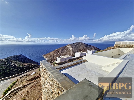 Découvrez des villas de luxe avec vue sur la mer Égée à Syros.