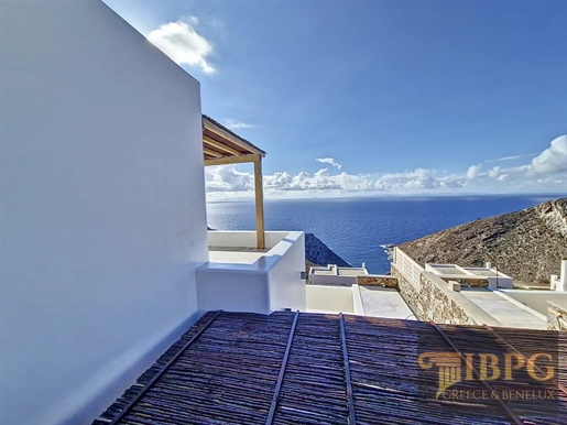 Découvrez des villas de luxe avec vue sur la mer Égée à Syros.