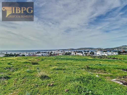 Terrain à Paros, 4 500 m² avec vue sur le port.
