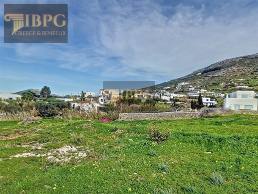 Terrain à Paros, 4 500 m² avec vue sur le port.