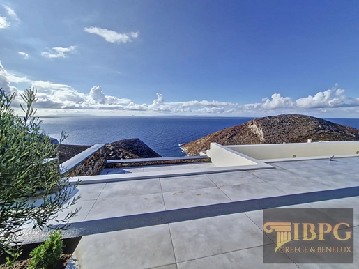 Esplora le lussuose ville con vista sul mare a Syros.