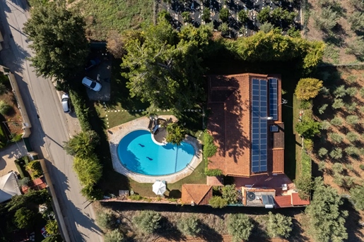 Villa 220 m² en bord de mer à Avlida (50 km d" Athènes) sur terrain de 1600 m²