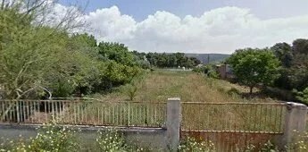 For sale a plot of 1,325 sq.m. In Vari. 20 minutes from the airport. 5 minutes from the beach.