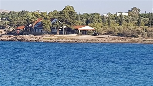 Βίλα στην Ανθηδόνα μπροστά στη θάλασσα.