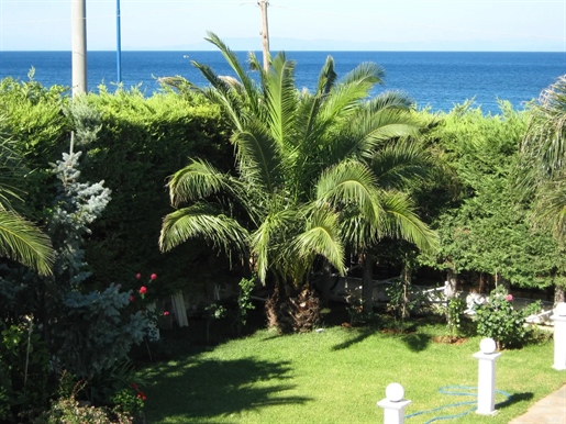 Villa unique à Saronida avec piscine, à 50 mètres de la mer !