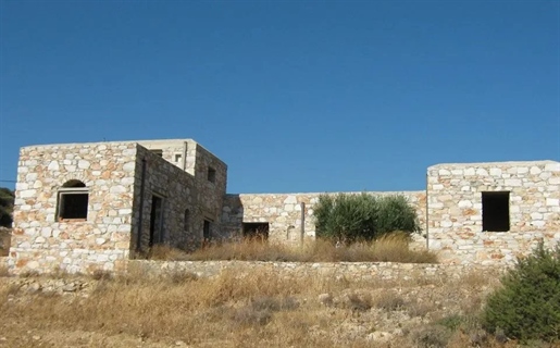Οικόπεδο με 3 κατοικίες στην Πάρο 5470 τ.μ.