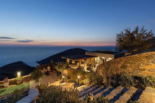 Découvrez des villas de luxe avec vue sur la mer Égée à Syros. Explore luxurious sea-view villas in