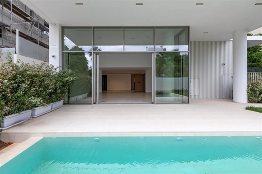 Διώροφο διαμέρισμα προς πώληση στην Κάτω Βούλα με ιδιωτική πισίνα