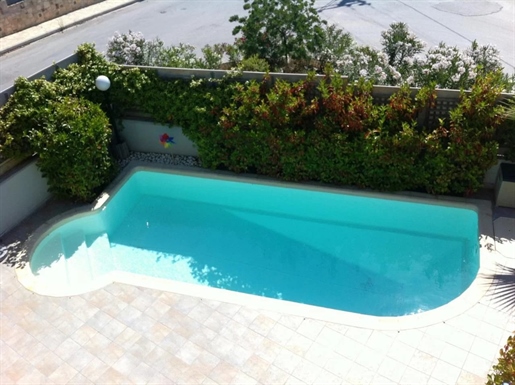 Luxuriöses Haus in Vari mit Pool und Garten 200m².